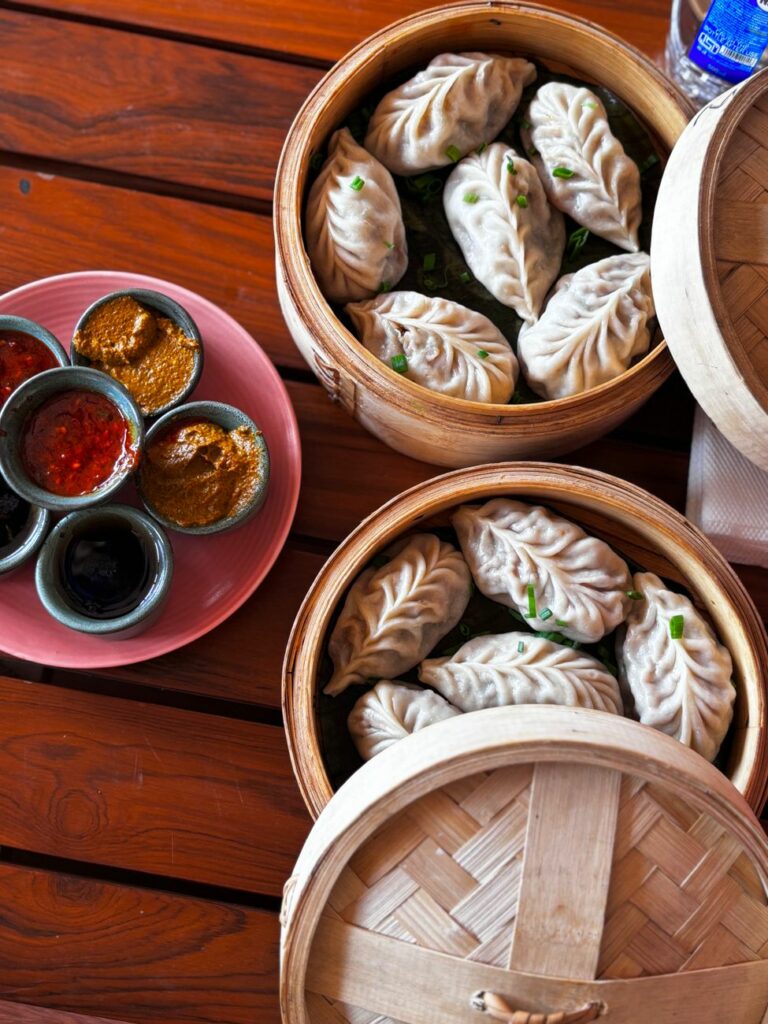 Préparation de momos, cuisine traditionnelle népalaise