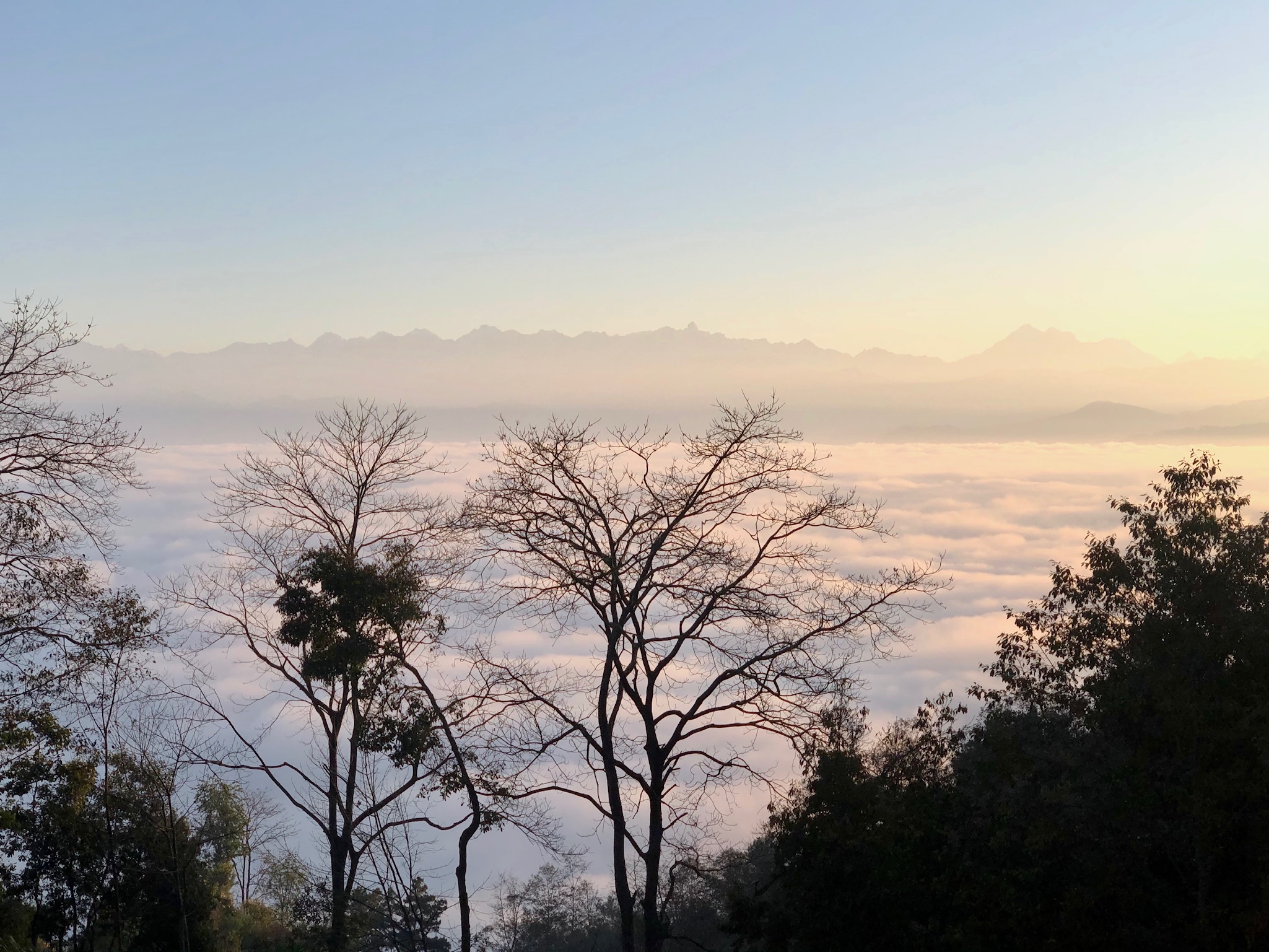 Vue sur l’Himalaya depuis Vishuddhi Alaya au Népal